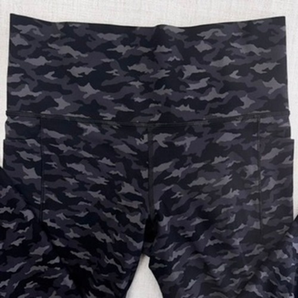 Athleta Salutation Stash Pocket II‎ Printed 7/8 Tight Camo Leggings Grey Black M - Picture 3 of 15
